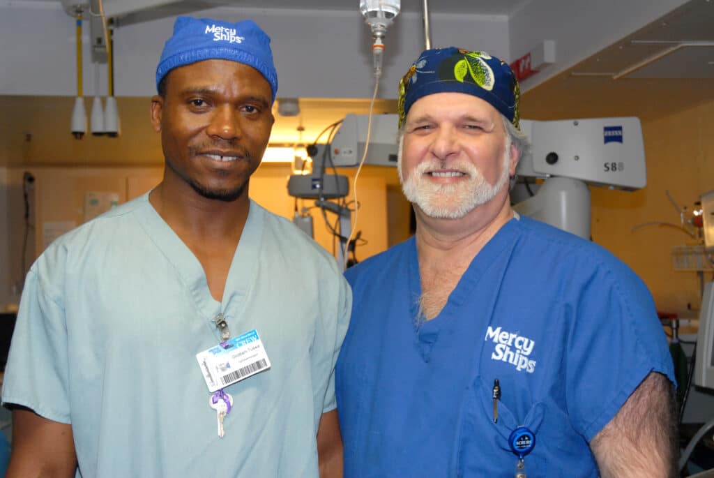 Deux médecins en Afrique en ophtalmologie