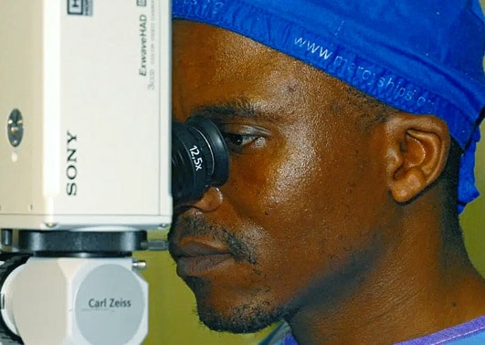 Médecin en Afrique : Le Dr Gcobani Tuswa lève le voile sur la vision en Afrique du Sud