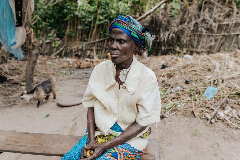 Hounsigbo dans son village au Togo avant d'avoir retrouver la vue