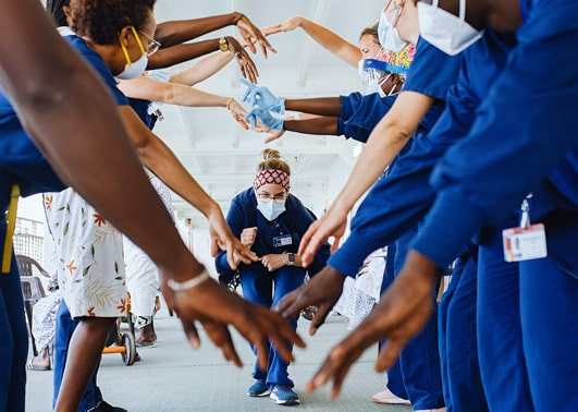 Être infirmière dans une ONG humanitaire : découvrez les 7 différences entre un hôpital à terre et un navire-hôpital