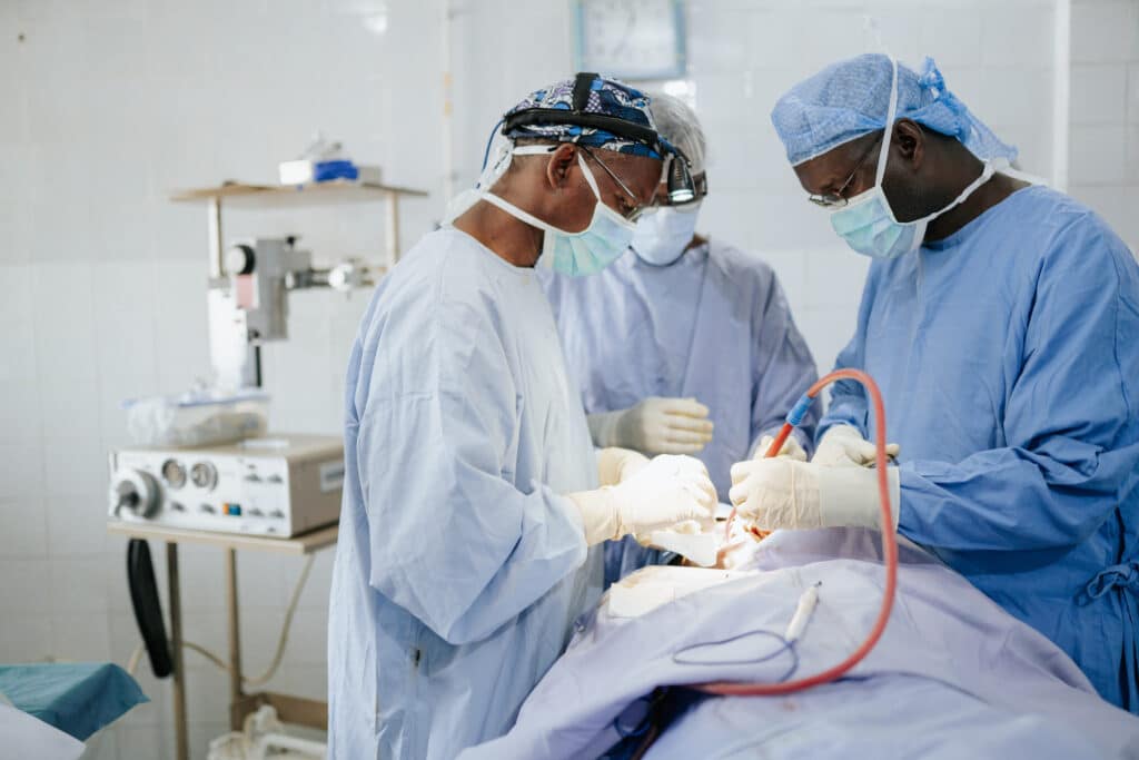 Photo de chirurgiens pour illustrer le symposium international en Afrique
