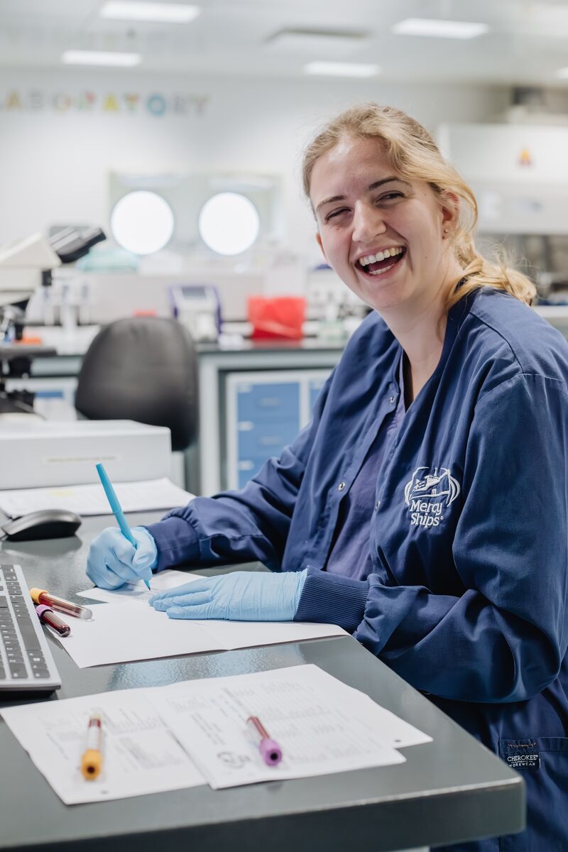 Un laboratoire compact mais ultra-performant à bord d’un navire-hôpital :  le témoignage inspirant de Breanna